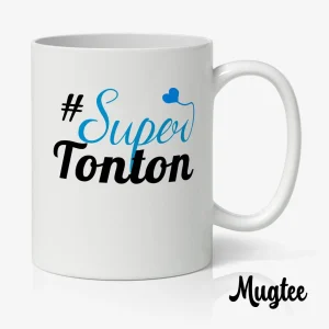 Mug blanc anse à droite, « Super » en script bleu orné d'un petit cœur et « Tonton » en noir, logo Mugtee en bas